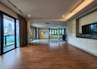 Amazing 3 Bedroom Penthouse Apartment in Phloen Chit