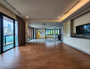 Amazing 3 Bedroom Penthouse Apartment in Phloen Chit