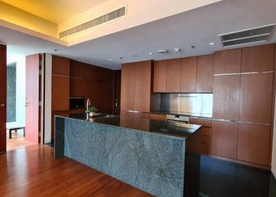 Hansar Condo  Luxury 2 Bedroom Condo in Prime Location