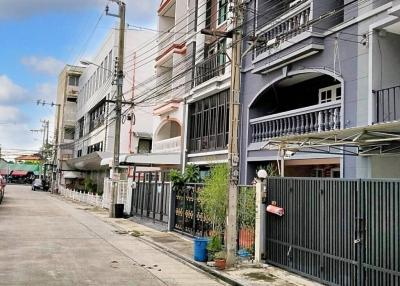 Townhouse in Ladprao 71 4 Bedroom For Sale