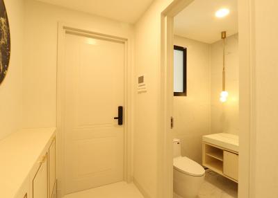 Modern bathroom interior with neutral tones, elegant lighting