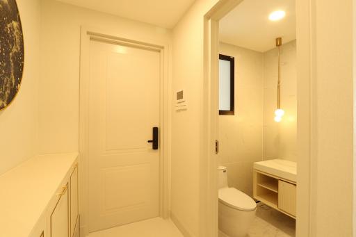 Modern bathroom interior with neutral tones, elegant lighting