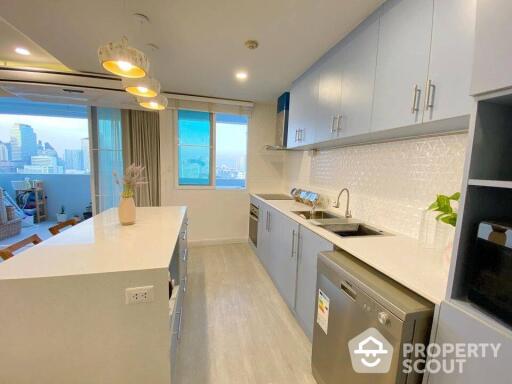 3-BR Condo at D.S. Tower 2 Sukhumvit 39 Condominium near BTS Pho Nimit