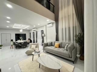 Spacious and modern living room with dining area and high ceiling