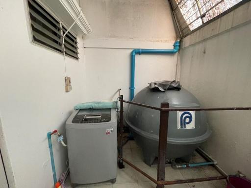 Utility area with water tank and washing machine