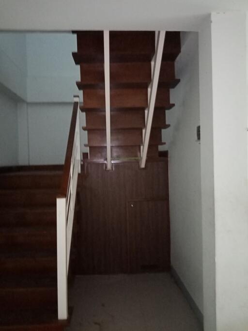 Townhouse Huai Prap Muang Thong 5 323/166 Bowin Subdistrict, Si Racha District, Chonburi Province.