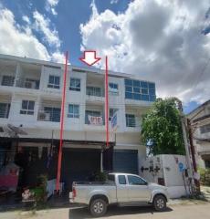 Commercial building near Wat Mahawan