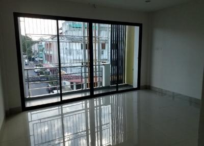 Commercial building Sap Charoen