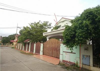 Single house Parichat Tiwanon-Wongwaen