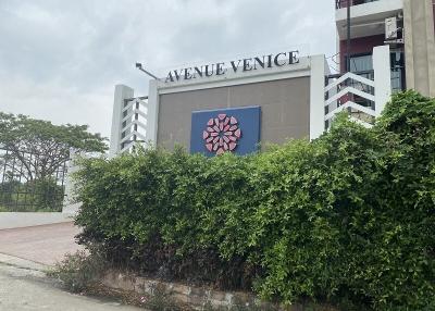 The Avenue Venice B