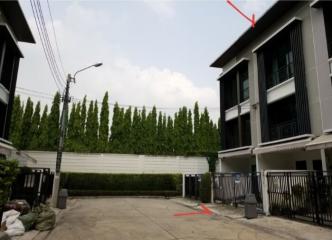 3-story townhouse, Baan Klang Muang project, Nawamin 42 (Soi 6 in the project)