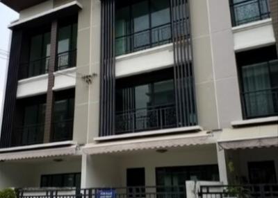 3-story townhouse, Baan Klang Muang project, Nawamin 42 (Soi 6 in the project)