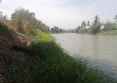 3-story detached house next to the Suphan River.