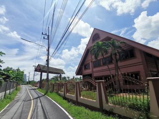 3-story detached house next to the Suphan River.