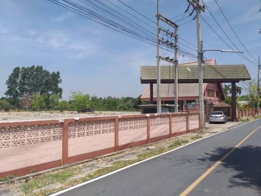 3-story detached house next to the Suphan River.