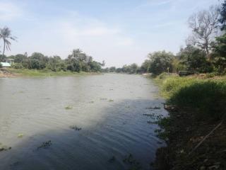 3-story detached house next to the Suphan River.