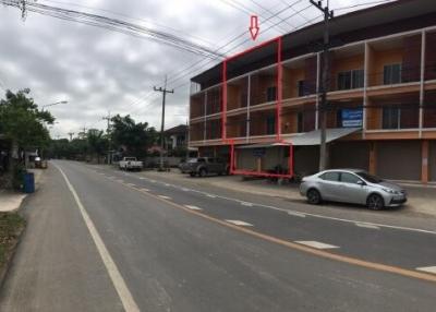 Shophouse next to Pho Phra-Bang Kaeo Road, Phetchaburi