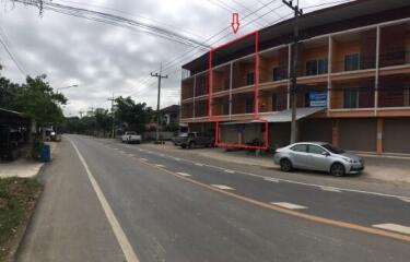 Shophouse next to Pho Phra-Bang Kaeo Road, Phetchaburi