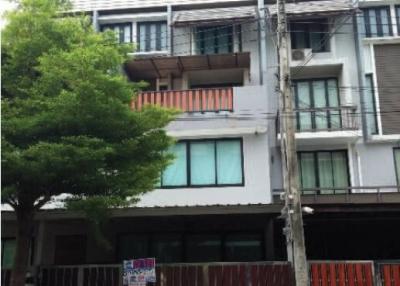 Townhouse Areeya Mandarina Sukhumvit 77