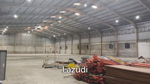 Yellow line Train of 8,227 SQM warehouse for rent at Srinakarindra Road