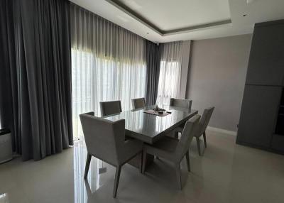 Contemporary dining room with a large table and comfortable chairs