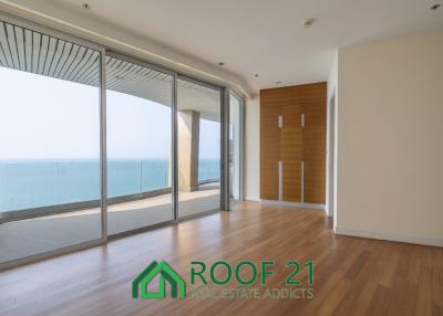 For Sale !! Luxurious 4 Bedroom 6 Bathroom Beachfront at The Cove Pattaya Wongamat / S-0775K