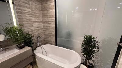 2 bed Condo in Celes Asoke Khlong Toei Nuea Sub District C020886