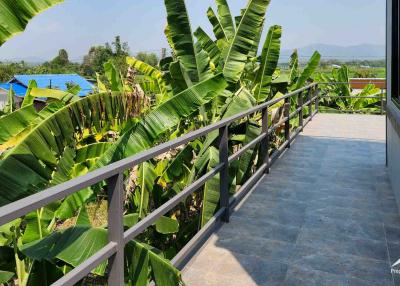 บ้านทันสมัยใหม่พร้อมสวนขนาดใหญ่และดาดฟ้าพร้อมวิวธรรมชาติ 360 องศา