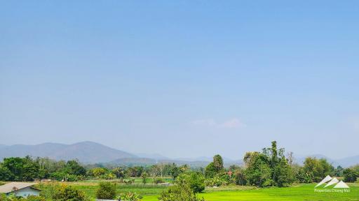 บ้านทันสมัยใหม่พร้อมสวนขนาดใหญ่และดาดฟ้าพร้อมวิวธรรมชาติ 360 องศา