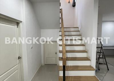 House at Centro Maha Chesadabodindranusorn Bridge for sale