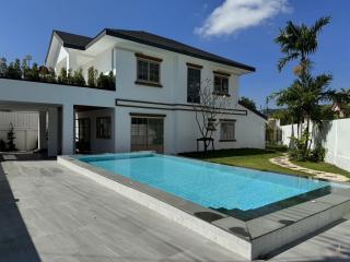Modern pool Villa in Chalong for Sale