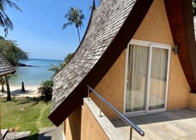 Stunning Beachfront Villa with 3 Bedrooms