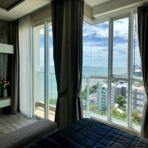 Beautiful 3 bedroom condo with seaview