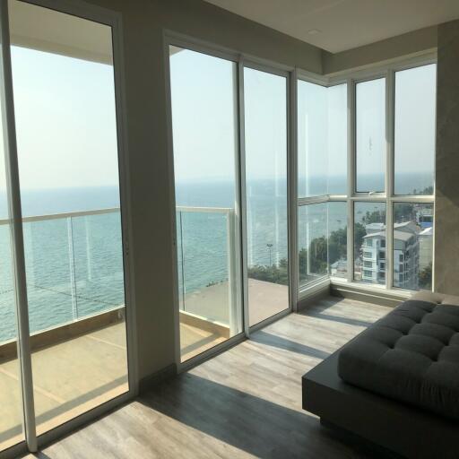 Beautiful 3 bedroom condo with seaview