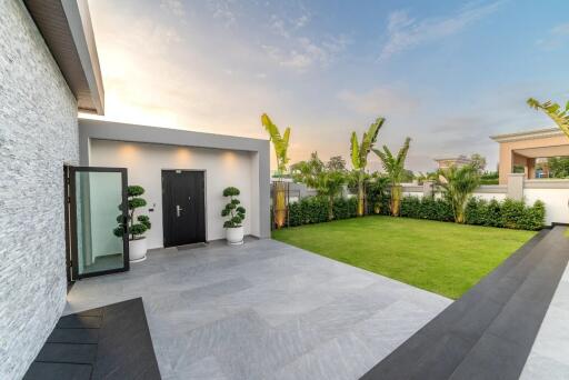 Top modern Poolvilla with 6 bedrooms in East-Pattaya