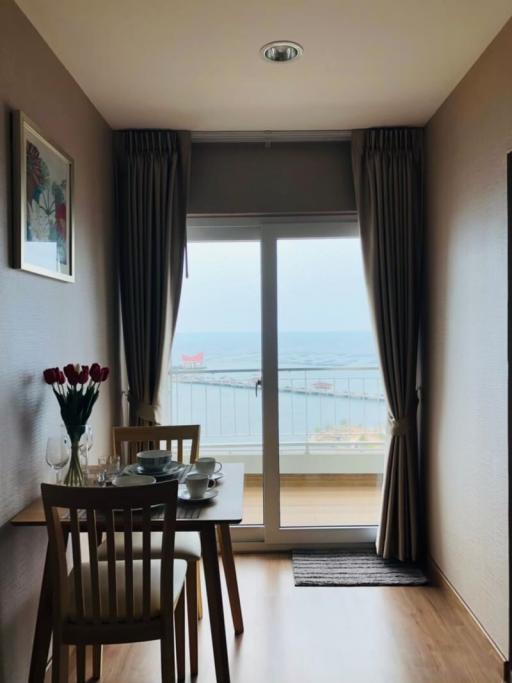 Cozy dining space with a view overlooking the ocean