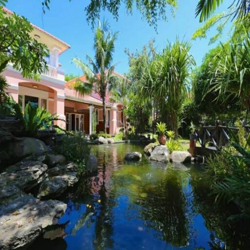 Spacious detached Poolvilla with private pool