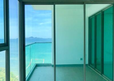Beachfront condo in Wongamat for sale