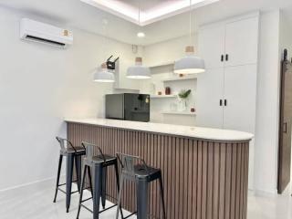 Modern kitchen with breakfast bar and pendant lighting