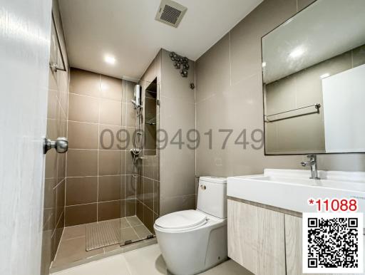 Modern bathroom with walk-in shower and ceramic tiling