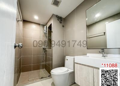 Modern bathroom with walk-in shower and ceramic tiling