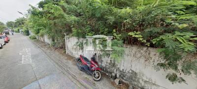 90541 - Empty land for sale, area 105 sq wa, Inthamara, Sutthisan, near MRT Sutthisan.