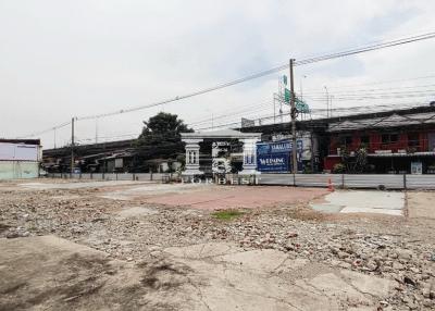 40828 - Land for sale along the old railway line, Rama 4, near Bangkok University, behind Theptarin Hospital, area 3-0-16 rai.