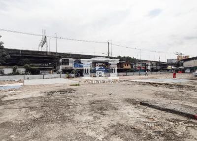 40828 - Land for sale along the old railway line, Rama 4, near Bangkok University, behind Theptarin Hospital, area 3-0-16 rai.