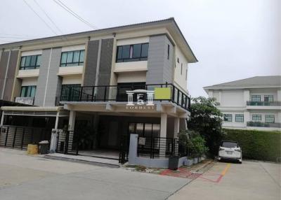 90759 - Modern 3-story townhome for sale, area 27.70 sq m., near BTS Udomsuk.