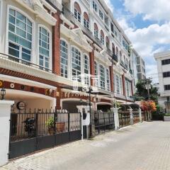 42106 - Townhome 4-storey , Rama 4 village, London style,City Center, near MRT Lumpini.