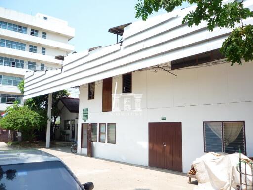 42405 - Tiwanon Land with house for rent, near MRT Ministry of Public Health.