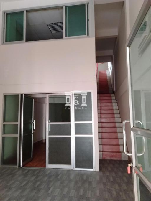 42389 - Townhouse for investment, Ladprao, into a small alley. Sale with tenant
