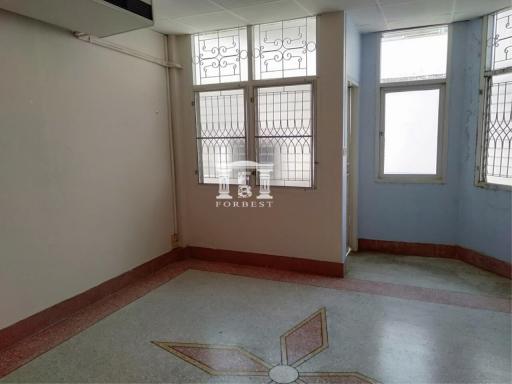 42389 - Townhouse for investment, Ladprao, into a small alley. Sale with tenant