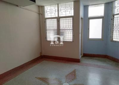 42389 - Townhouse for investment, Ladprao, into a small alley. Sale with tenant